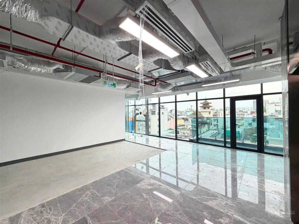 Cho thuê văn phòng ở phổ quang, 150 triệu, 1500m2, mặt tiền 10m, 9 tầng hàng hot tốt