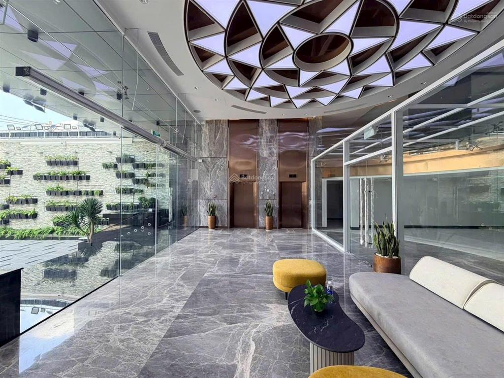 Cho thuê văn phòng ở phổ quang, 150 triệu, 1500m2, mặt tiền 10m, 9 tầng hàng hot tốt