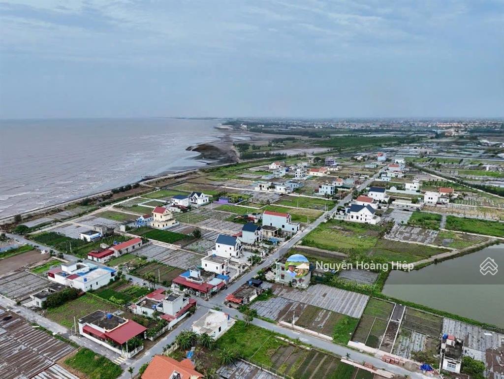 Chính chủ bán gấp 120m2 đất mặt đê bao biển đối diện bãi tắm, giáp kcn chỉ 850tr.  0968 141 ***