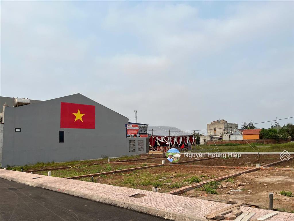 Em cần bán lô góc 98m2 đất biển hải xuân ninh bình khu kinh tế ninh cơ chỉ 11tr/m2.  0968 141 ***
