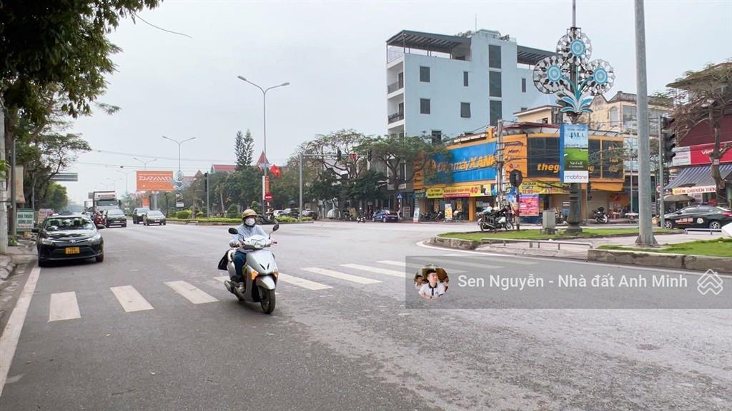 Bán nhà lô góc 2 mặt tiền, ô tô đỗ cửa tại quý kim
