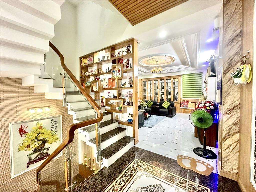 Cạnh công viên gò vấp nguyễn văn lượng  hẻm thông 6m  4.6 x 18  5 tầng  9.3 tỷ gấp bán