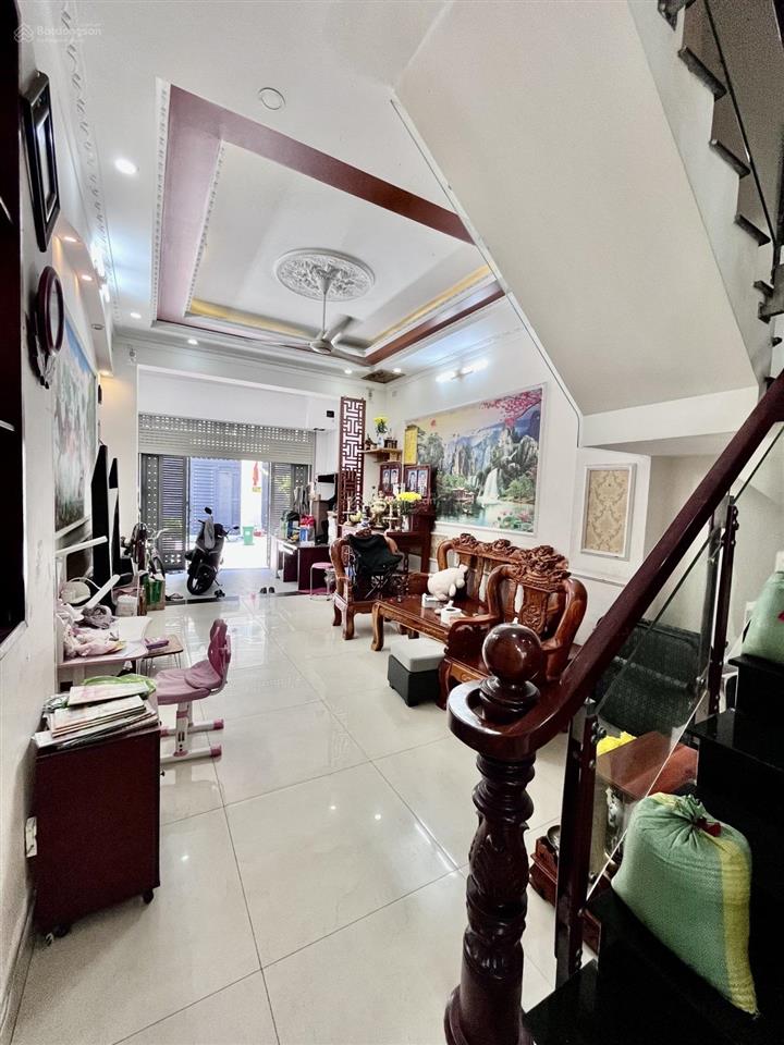 Cạnh chợ hạnh thông tây  ô tô ngủ nhà  4 x 17  4 tầng  6.1 tỷ