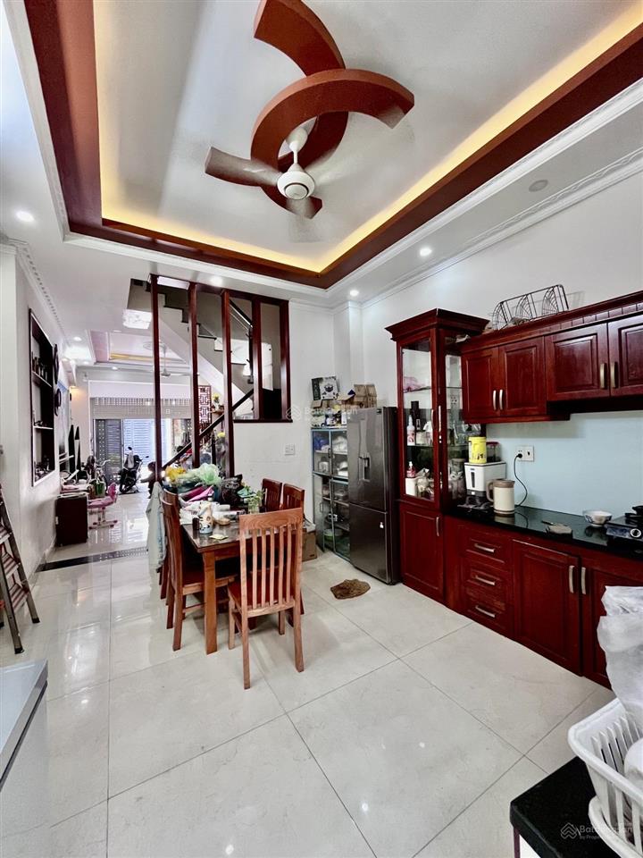 Cạnh chợ hạnh thông tây  ô tô ngủ nhà  4 x 17  4 tầng  6.1 tỷ