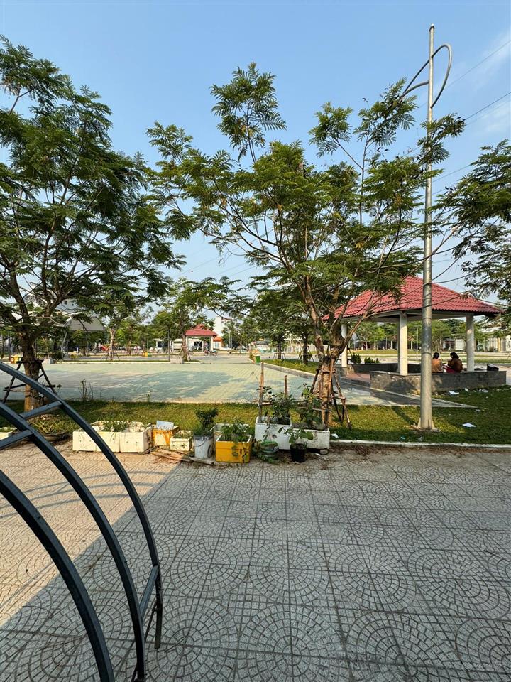 Chính chủ cần bán  hàng hiếm hoà xuân lô sau công viên.