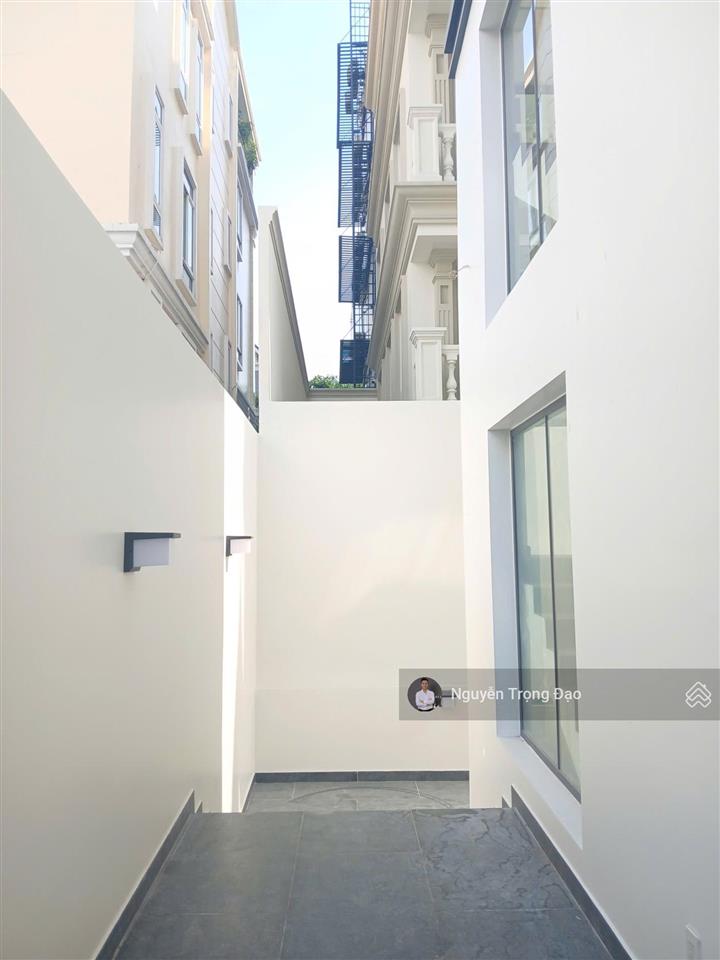 Cho thuê nguyên căn 200m2(10*20m), thạnh mỹ lợi, quận 2, hầm 4 lầu, thang máy, sàn trống suốt, pccc