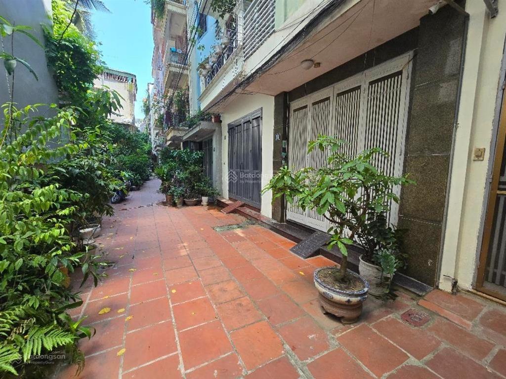 Bán nhà hoàng hoa thám  ba đình dt 64m2x4t lô góc 3 thoánggiá 12.5 tỷ có tl.