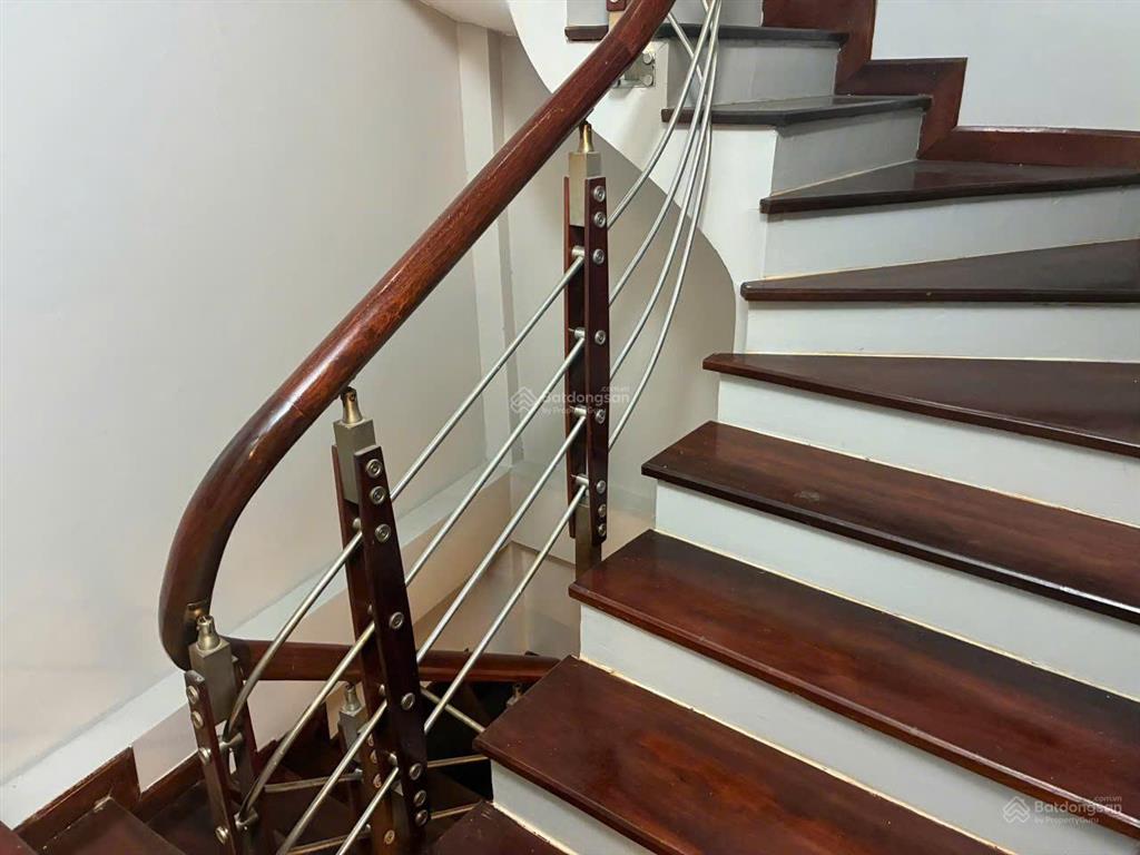 Bán nhà mới phố đội cấn dt 32m2 x5t giá 9 tỷ có tl.  a. thắng