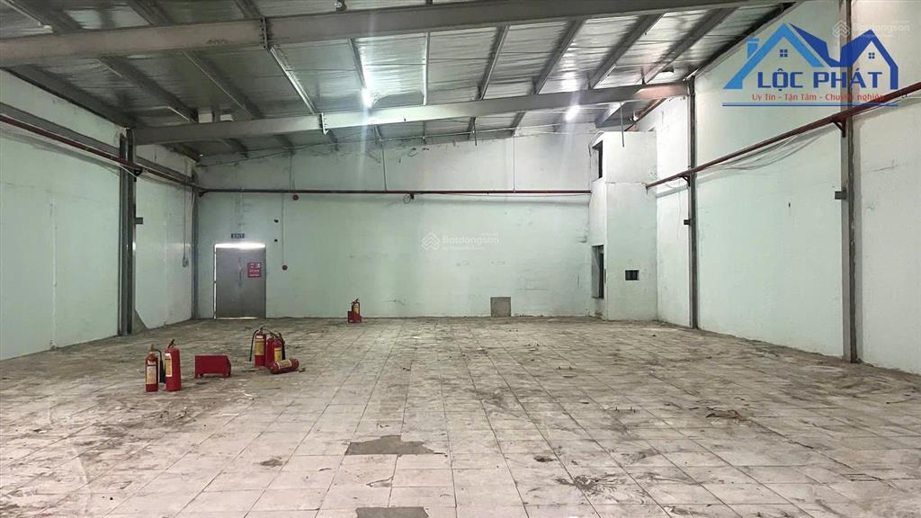 Cho thuê mặt bằng kinh doanh 2.200m2 giá rẻ chỉ 100 triệu. hố naitrảng bomđồng nai 0375 854 ***