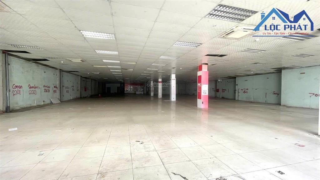 Cho thuê mặt bằng kinh doanh 2.200m2 giá rẻ chỉ 100 triệu. hố naitrảng bomđồng nai 0375 854 ***