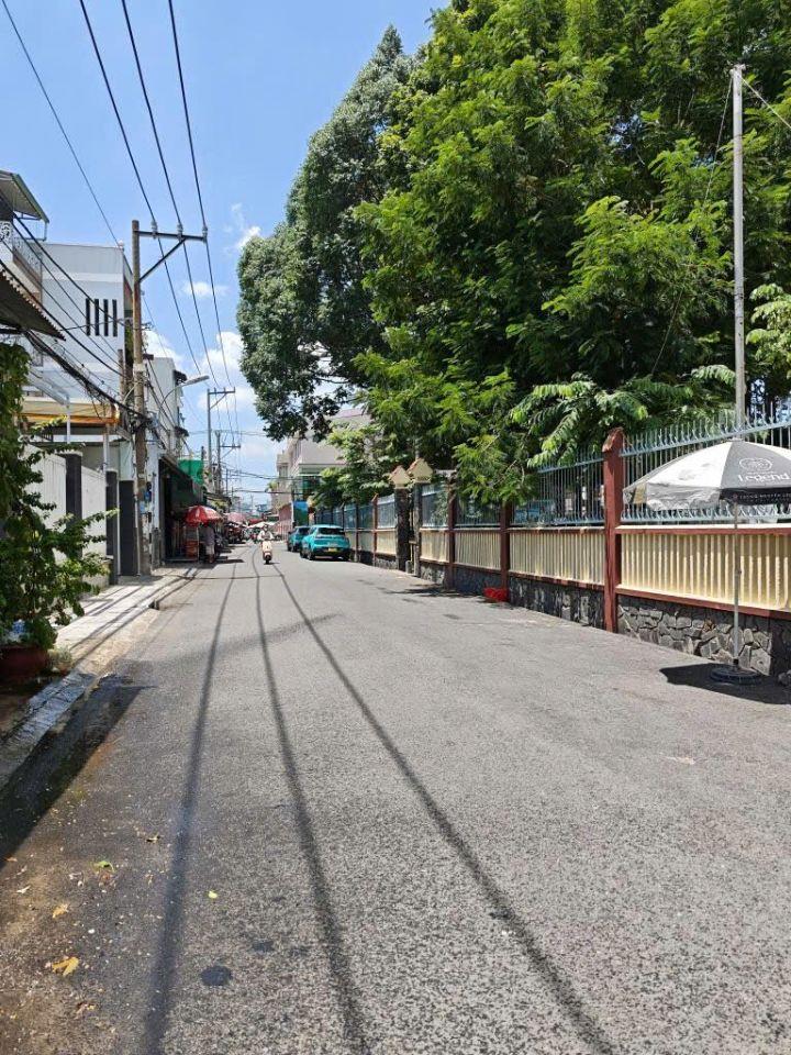 BÁN NHÀ MẶT TIỀN LINH ĐÔNG, ĐỐI DIỆN GIÁO XỨ NGUYỄN DUY KHANG, ĐẬU CHỤC CHIẾC Ô TÔ THOẢI MÁI