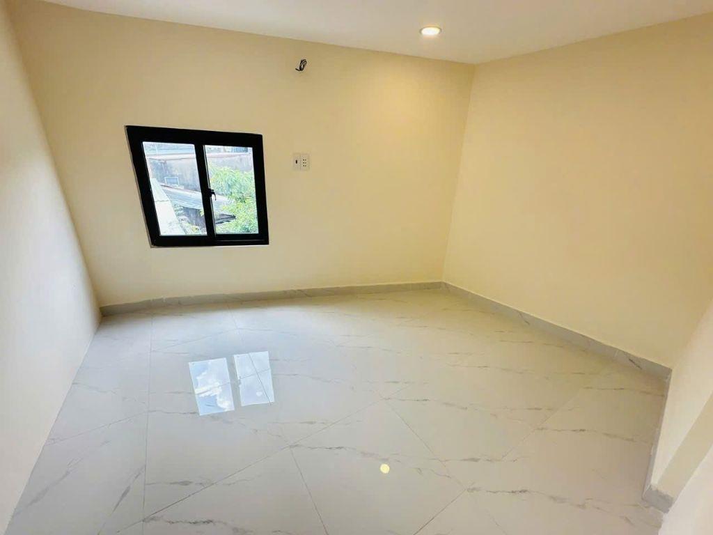 BÁN NHÀ 2 TẦNG ĐẸP ĐƯỜNG 11 LINH XUÂN -  TẶNG THÊM SÂN RIÊNG ĐẬU XE THOẢI MÁI