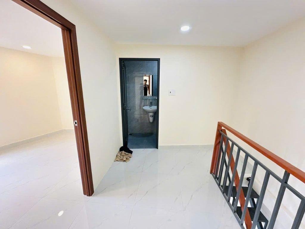 BÁN NHÀ 2 TẦNG ĐẸP ĐƯỜNG 11 LINH XUÂN -  TẶNG THÊM SÂN RIÊNG ĐẬU XE THOẢI MÁI