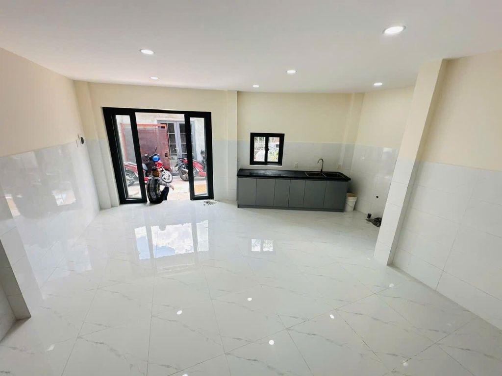 BÁN NHÀ 2 TẦNG ĐẸP ĐƯỜNG 11 LINH XUÂN -  TẶNG THÊM SÂN RIÊNG ĐẬU XE THOẢI MÁI
