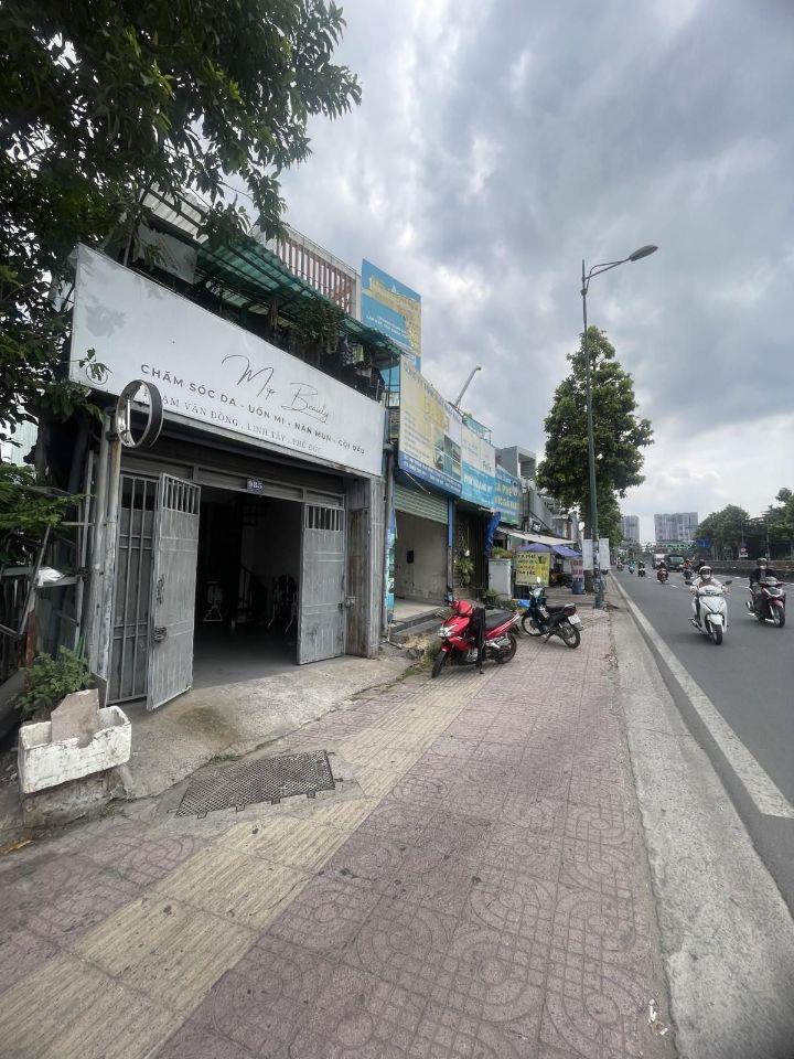 BÁN NHÀ 4 TẦNG MẶT TIỀN PHẠM VĂN ĐỒNG  - VỊ TRÍ KINH DOANH VIP