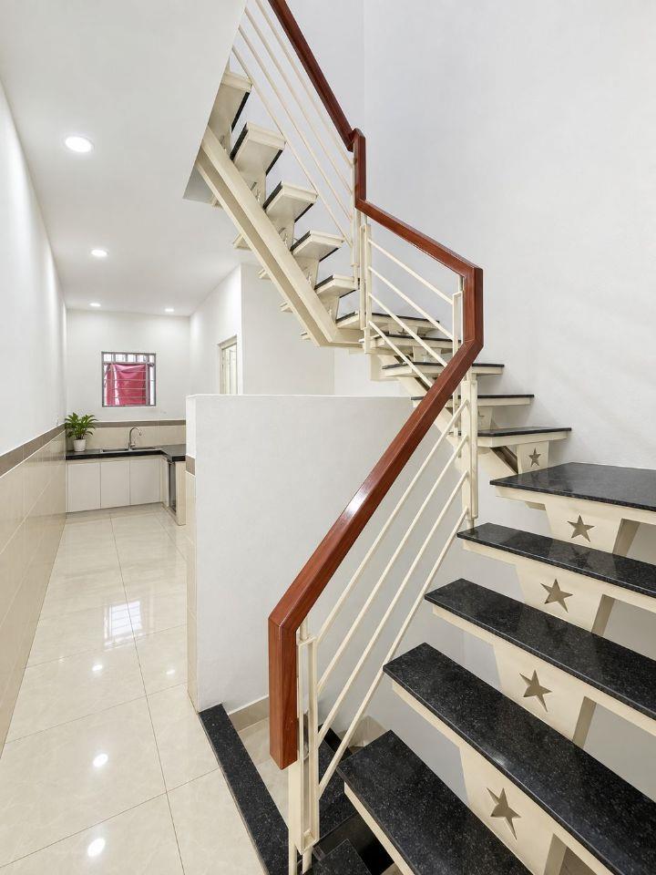 BÁN NHÀ 4 TẦNG MẶT TIỀN PHẠM VĂN ĐỒNG  - VỊ TRÍ KINH DOANH VIP