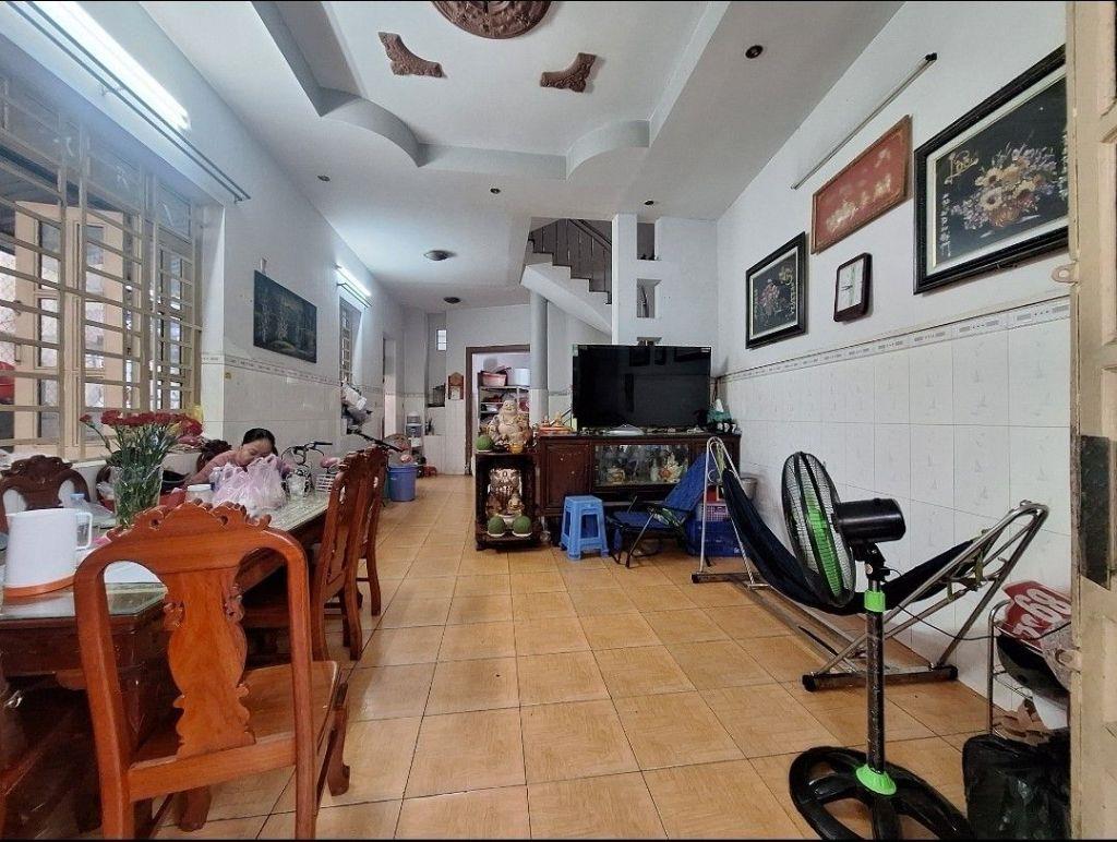 Bán nhà Trường Thọ Thủ Đức 110m2 3 tầng 4 phòng ngủ, sân để xe rộng, sân thượng, hẻm thông, gần chợ Thủ Đức