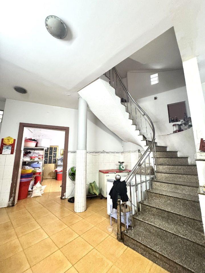 Bán nhà Trường Thọ Thủ Đức 110m2 3 tầng 4 phòng ngủ, sân để xe rộng, sân thượng, hẻm thông, gần chợ Thủ Đức