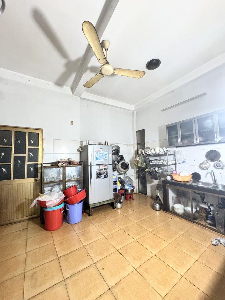 Bán nhà Trường Thọ Thủ Đức 110m2 3 tầng 4 phòng ngủ, sân để xe rộng, sân thượng, hẻm thông, gần chợ Thủ Đức
