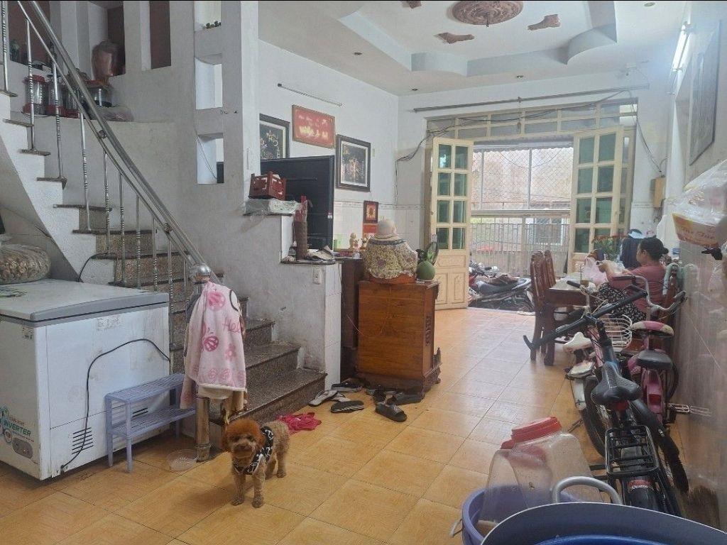 Bán nhà Trường Thọ Thủ Đức 110m2 3 tầng 4 phòng ngủ, sân để xe rộng, sân thượng, hẻm thông, gần chợ Thủ Đức