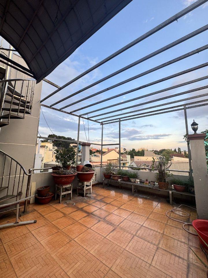 Bán nhà Trường Thọ Thủ Đức 110m2 3 tầng 4 phòng ngủ, sân để xe rộng, sân thượng, hẻm thông, gần chợ Thủ Đức