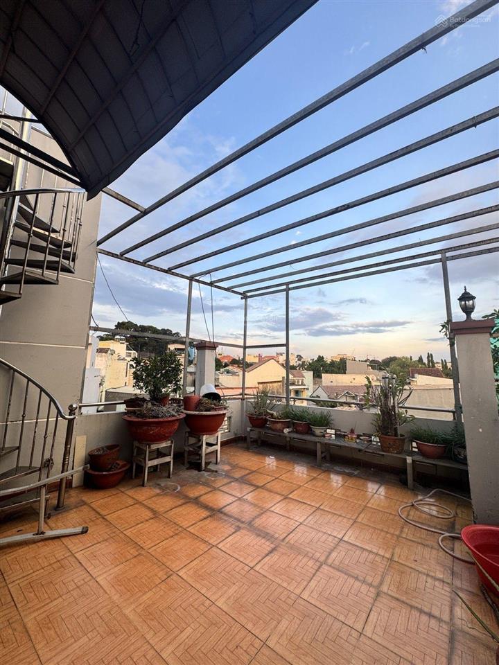 Bán nhà trường thọ thủ đức 110m2 3 tầng 4 phòng ngủ, sân để xe rộng, sân thượng, hẻm thông
