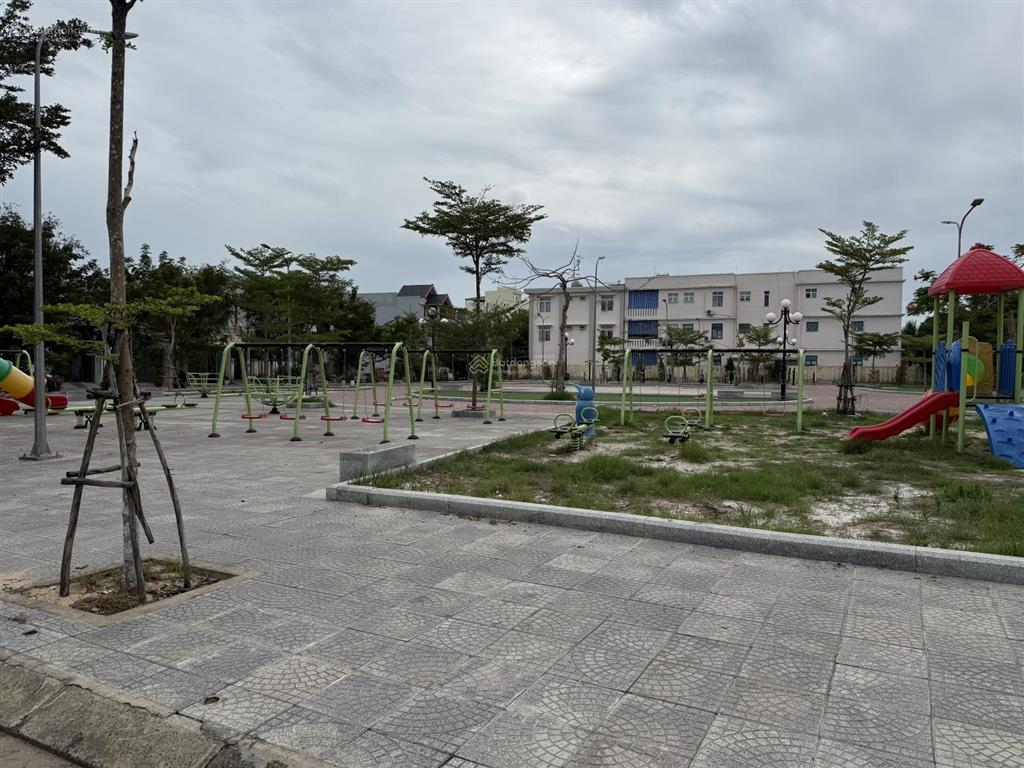 Bán lô đất đường 7,5m  hướng đông nam  đối diện là công viên, trường học, cách biển 800m