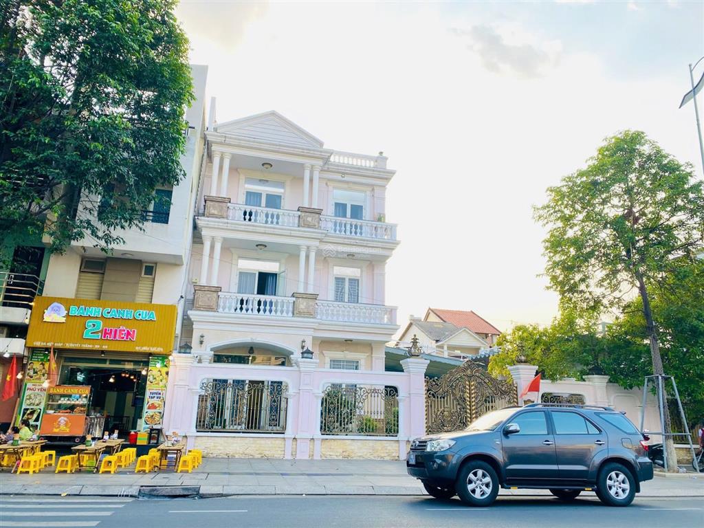 Bán căn biệt thự sân vườn 21 mét mặt tiền đường hà huy giáp trung tâm biên hòa