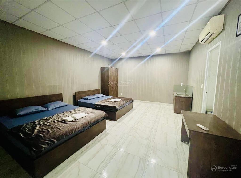 Bán khách sạn 1400m2 sàn 1 hầm 2 lầu ngay vincom biên hòa