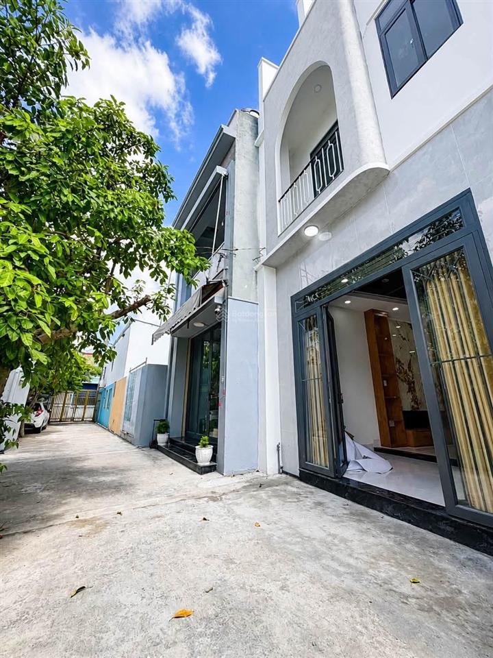 3 tỷ 150 triệu  bán căn nhà 1 trệt 1 lầu thiết kế hiện đại gần ngay chợ a42  p. trấn biên