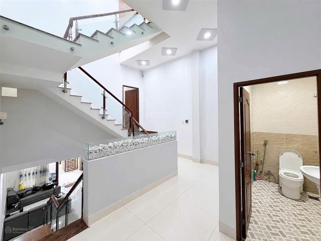 (ngộp bank)  giá 4,8 tỷ  bán căn nhà đẹp 1 trệt 2 lầu kdc bửu long gần song ngữ lạc hồng