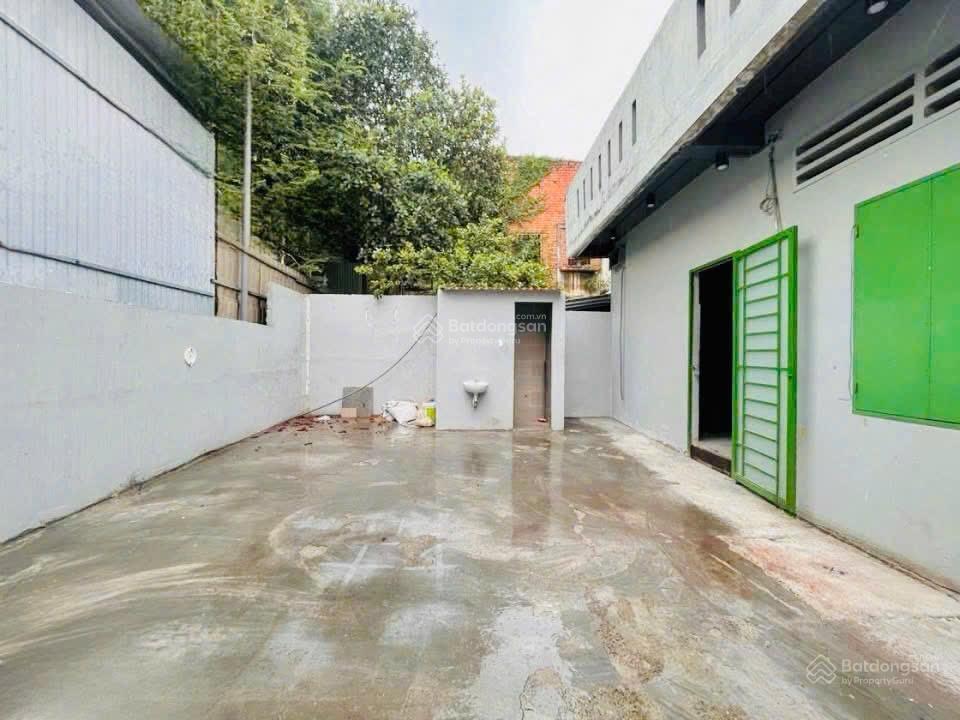 50 triệu/tháng  mặt bằng 260m2 ngang 9m gần vòng xoay biên hùng