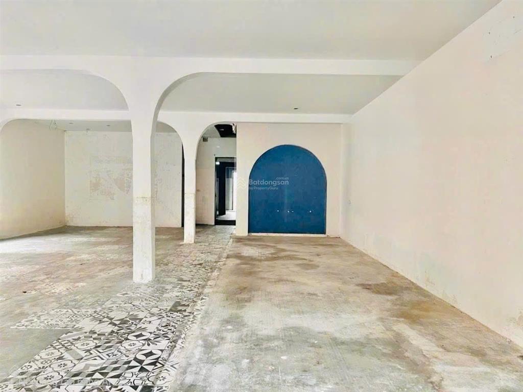 50 triệu/tháng  mặt bằng 260m2 ngang 9m gần vòng xoay biên hùng