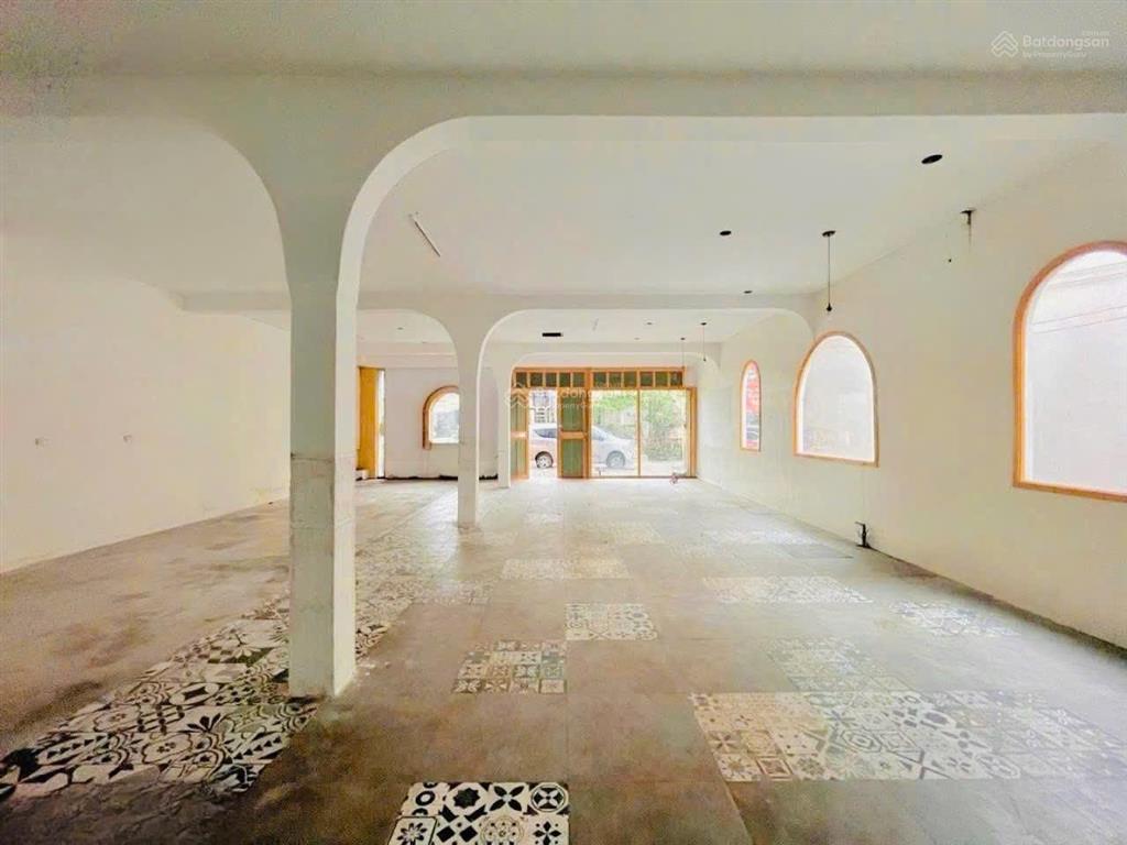 50 triệu/tháng  mặt bằng 260m2 ngang 9m gần vòng xoay biên hùng
