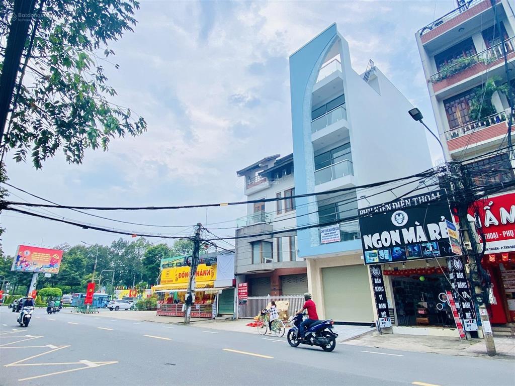 Cho thuê nhà nguyên căn 1 trệt 2 lầu vị trí đẹp đường phạm văn thuận  p. trấn biên