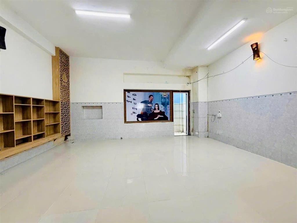 Cho thuê nhà nguyên căn 1 hầm 3 lầu đường d9 khu d2d võ thị sáu  p. thống nhất