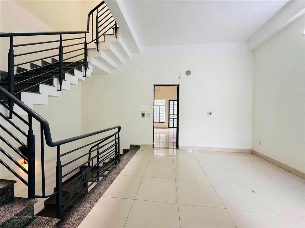 Cho thuê nhà nguyên căn 1 hầm 3 lầu đường d9 khu d2d võ thị sáu  p. thống nhất