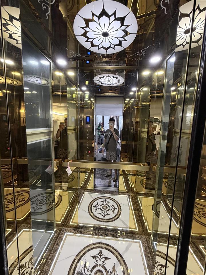 Hiếm, vip nguyên hồng, 35m, thang máy, gần ô tô, ngõ ba gác rộng, nhà mới đẹp, giá tốt nhất khu vực