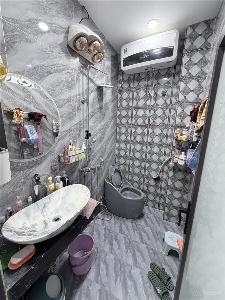 Hiếm, vip nguyên hồng, 35m, thang máy, gần ô tô, ngõ ba gác rộng, nhà mới đẹp, giá tốt nhất khu vực