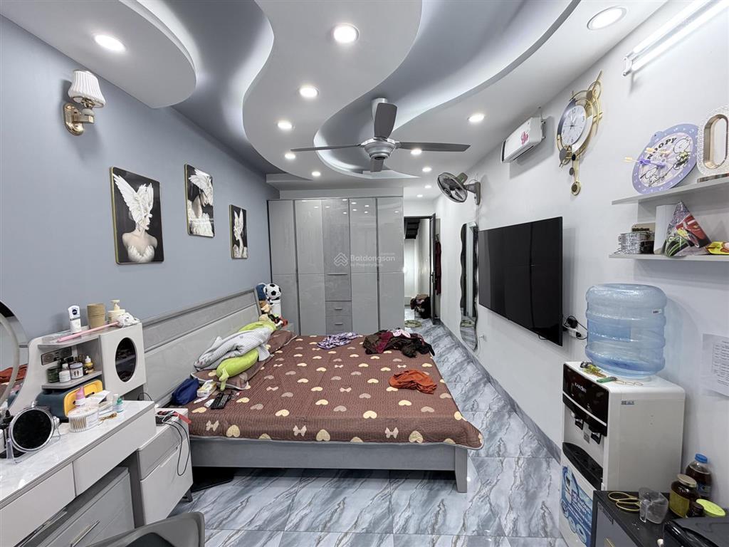 Hiếm, vip nguyên hồng, 35m, thang máy, gần ô tô, ngõ ba gác rộng, nhà mới đẹp, giá tốt nhất khu vực