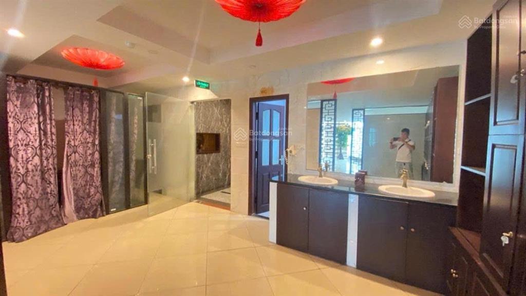 Mặt phố dương đình nghệ, 170m2  12 tầng, thang máy, full pccc, có hầm, vỉa hè rộng, sổ nở hậu