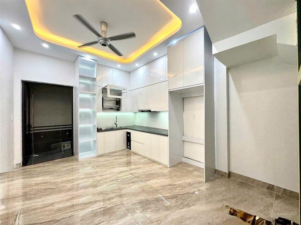 Mặt đường đình đông nhà 5 tầng thang máy