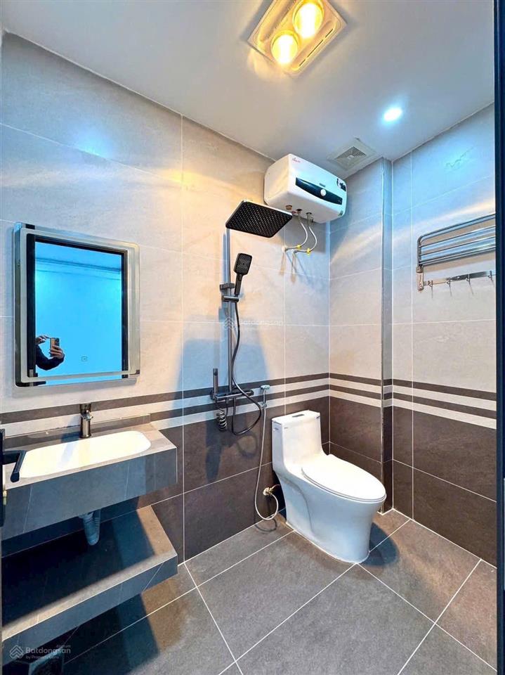 Mặt đường đình đông nhà 5 tầng thang máy