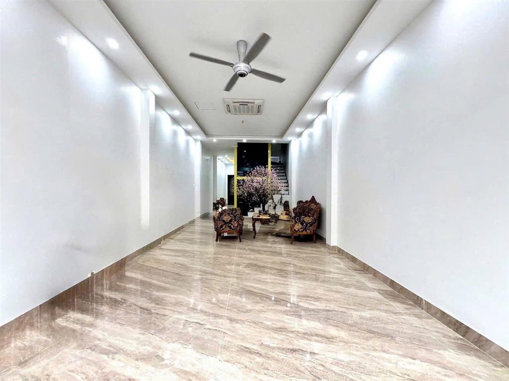 Mặt đường đình đông nhà 5 tầng thang máy
