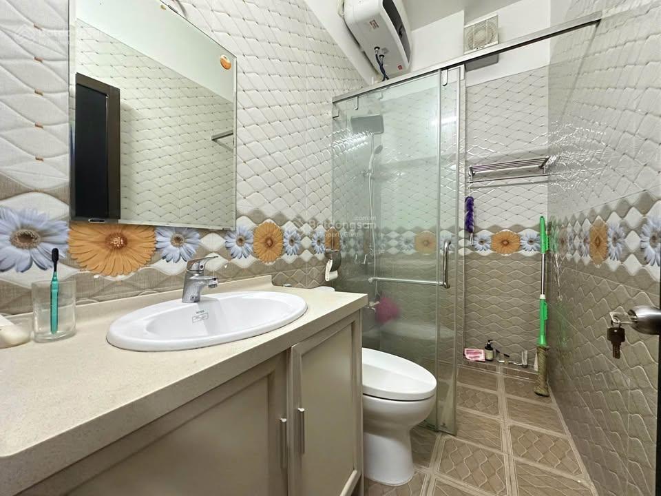 Bán nhà mặt đường chùa hàng ,đoạn đầu gần tô hiệu ,cầu thang máy