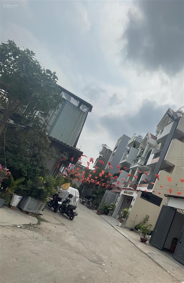 Lê văn chí  linh trung  hẻm 7m  chỉ 5.85t.
bán nhà c4 đang kinh doanh quán ăn.