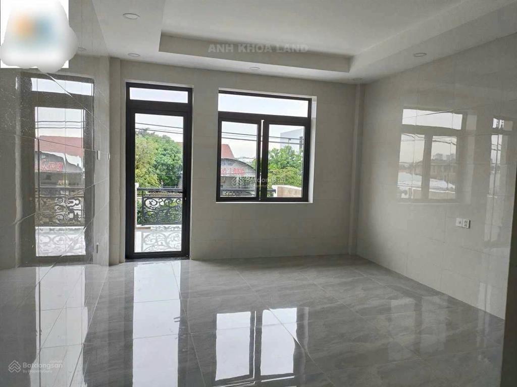 Mt bưng ông thoàn  hơn 12 tỷ  nhà 6 tấm kinh doanh đa ngành nghề  có thang máy.