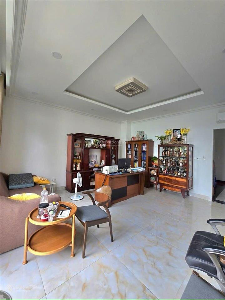 Man thiện  chủ rất gấp  từ 12 tỷ còn 9.8 tỷ. nhà siêu đẹp, kế bên khu cảnh vệ, 2 mặt tiền.