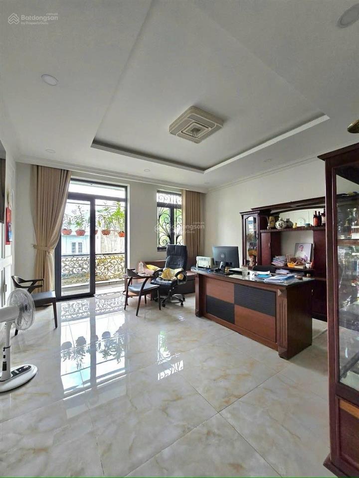 Man thiện  chủ rất gấp  từ 12 tỷ còn 9.8 tỷ. nhà siêu đẹp, kế bên khu cảnh vệ, 2 mặt tiền.