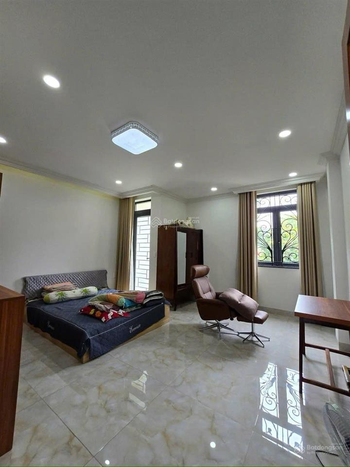 Man thiện  chủ rất gấp  từ 12 tỷ còn 9.8 tỷ. nhà siêu đẹp, kế bên khu cảnh vệ, 2 mặt tiền.